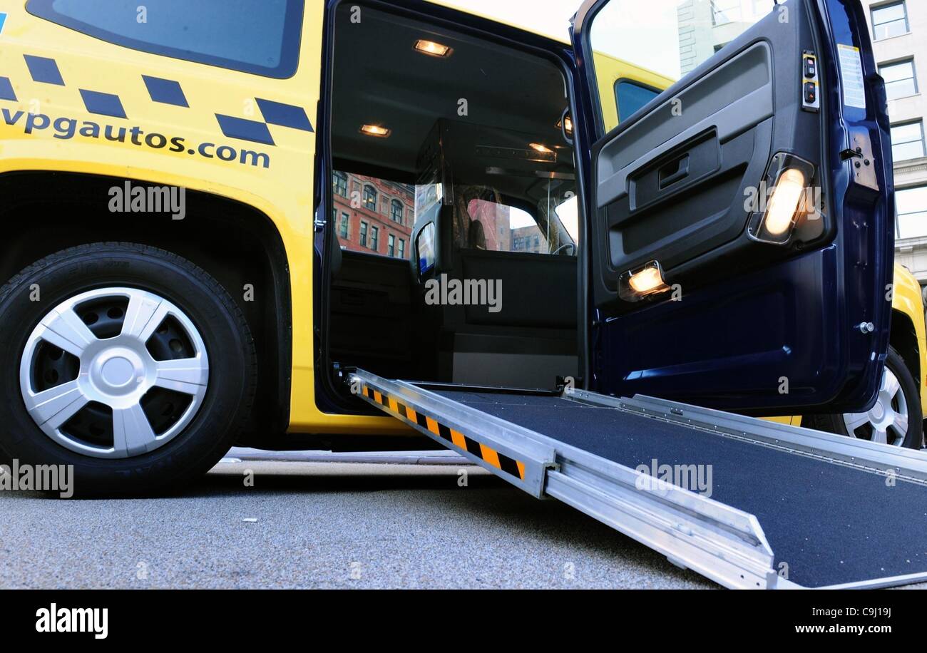 10 janvier 2012 - Manhattan, New York, États-Unis - Le Groupe de Production de véhicules, LLC (VPG) dévoile le MV-1, de l'automobile, le premier véhicule conçu pour être complètement un véhicule accessible en fauteuil roulant. Plus de deux douzaines de MV-1 sont actuellement testés sur le terrain par la Metropolitan Transport Banque D'Images 10 janvier 2012 - Manhattan, New York, États-Unis - Le Groupe de Production de véhicules, LLC (VPG) dévoile le MV-1, de l'automobile, le premier véhicule conçu pour être complètement un véhicule accessible en fauteuil roulant. Plus de deux douzaines de MV-1 sont actuellement testés sur le terrain par la Metropolitan Transport Banque D'Images