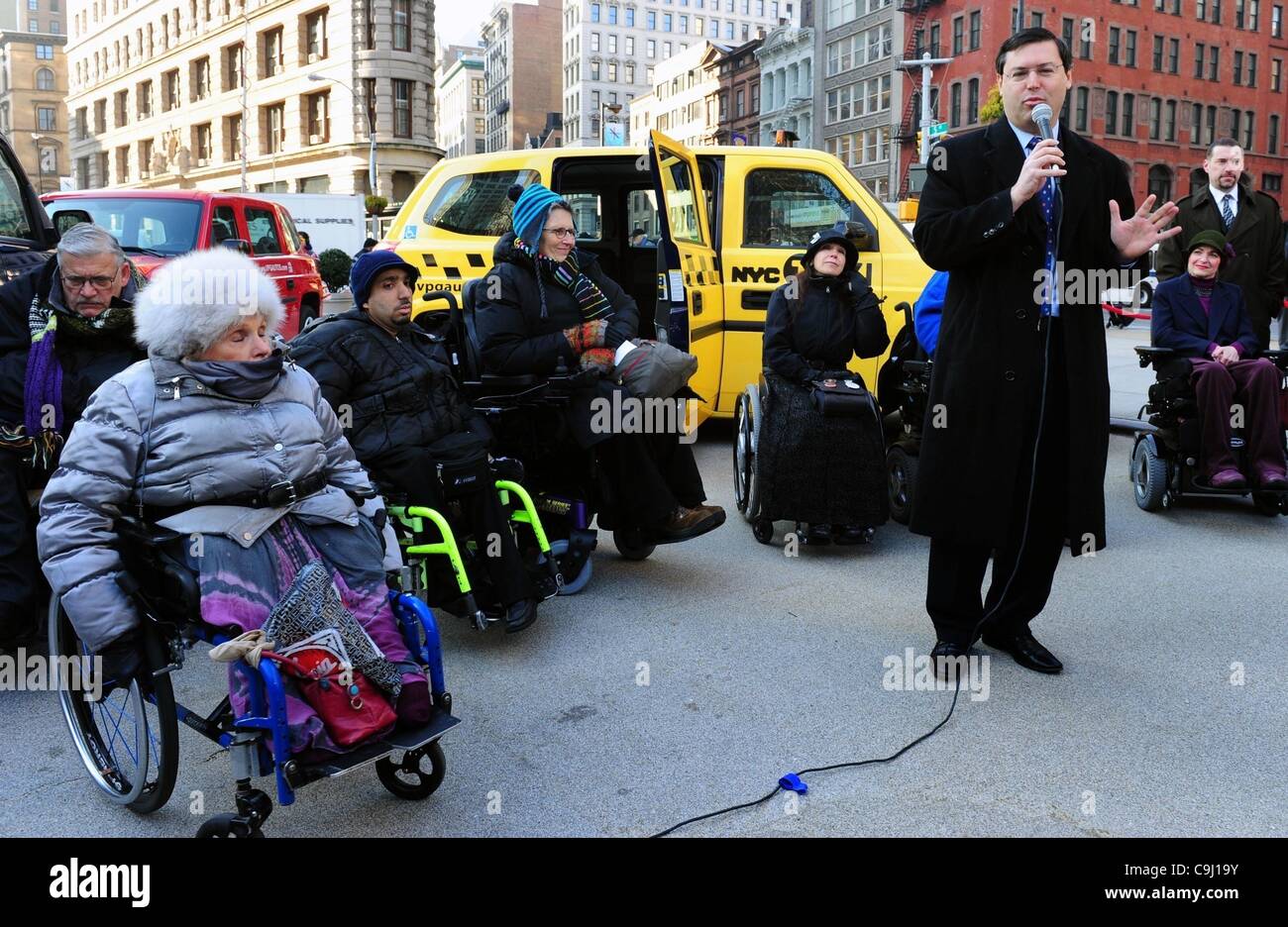 10 janvier 2012 - Manhattan, New York, États-Unis - DAVID YASSKY, commissaire de la New York City Taxi & Limousine Commission parle comme le Groupe de Production de véhicules (VPG) dévoile le MV-1, de l'automobile, le premier véhicule conçu pour être complètement un véhicule accessible en fauteuil roulant. Plus de Banque D'Images 10 janvier 2012 - Manhattan, New York, États-Unis - DAVID YASSKY, commissaire de la New York City Taxi & Limousine Commission parle comme le Groupe de Production de véhicules (VPG) dévoile le MV-1, de l'automobile, le premier véhicule conçu pour être complètement un véhicule accessible en fauteuil roulant. Plus de Banque D'Images