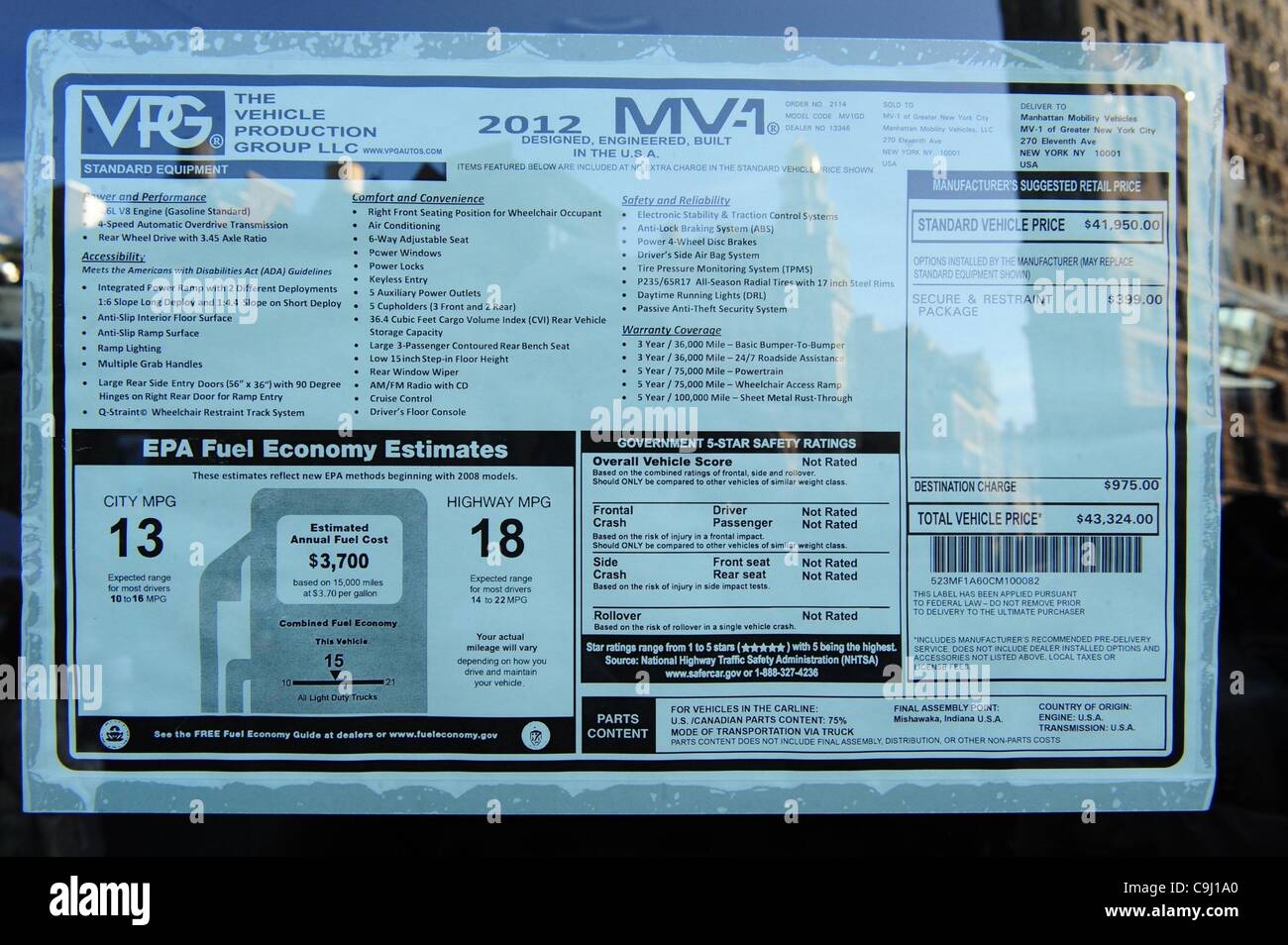 10 janvier 2012 - Manhattan, New York, États-Unis - Le Groupe de Production de véhicules, LLC (VPG) dévoile le MV-1, de l'automobile, le premier véhicule conçu pour être complètement un véhicule accessible en fauteuil roulant. Plus de deux douzaines de MV-1 sont actuellement testés sur le terrain par la Metropolitan Transport Banque D'Images 10 janvier 2012 - Manhattan, New York, États-Unis - Le Groupe de Production de véhicules, LLC (VPG) dévoile le MV-1, de l'automobile, le premier véhicule conçu pour être complètement un véhicule accessible en fauteuil roulant. Plus de deux douzaines de MV-1 sont actuellement testés sur le terrain par la Metropolitan Transport Banque D'Images