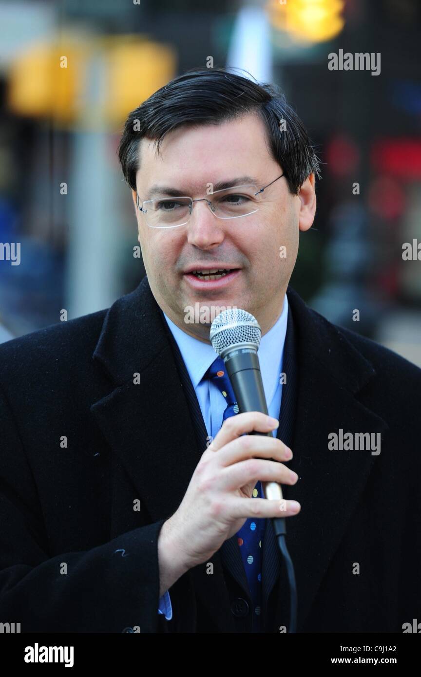 10 janvier 2012 - Manhattan, New York, États-Unis - DAVID YASSKY, commissaire de la New York City Taxi & Limousine Commission parle comme le Groupe de Production de véhicules (VPG) dévoile le MV-1, de l'automobile, le premier véhicule conçu pour être complètement un véhicule accessible en fauteuil roulant. Plus de Banque D'Images 10 janvier 2012 - Manhattan, New York, États-Unis - DAVID YASSKY, commissaire de la New York City Taxi & Limousine Commission parle comme le Groupe de Production de véhicules (VPG) dévoile le MV-1, de l'automobile, le premier véhicule conçu pour être complètement un véhicule accessible en fauteuil roulant. Plus de Banque D'Images