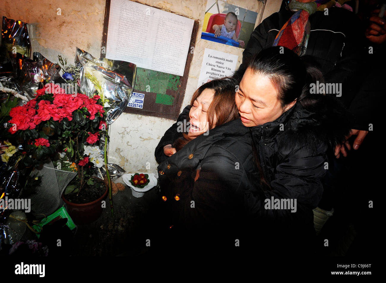 Marches d'immigrants chinois à Rome pour commémorer le défunt. L'Europe, Italie, Rome, 10.01.2012 : un chinois et sa fille de deux ans ont été abattus et l'épouse de l'homme blessé à Rome fin mercredi au cours d'un vol bâclée, les médias italiens dit. L'homme était avec sa femme et Banque D'Images