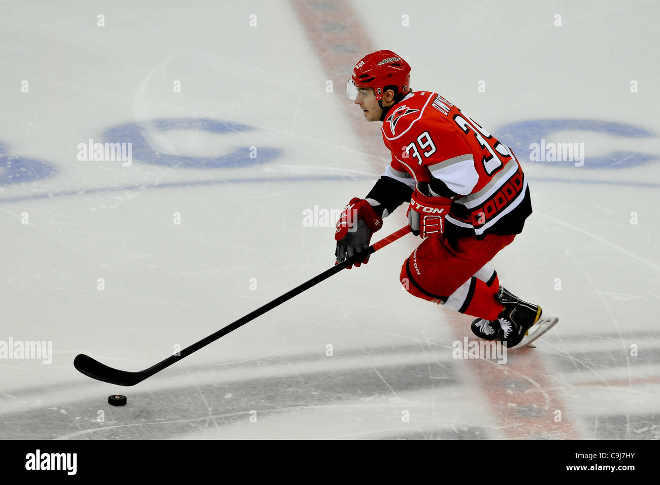 10 janvier 2012 - Raleigh, Caroline du Nord, États-Unis - Carolina Hurricanes aile droite Patrick Dwyer (39 ans) prend la rondelle sur la glace lors de tonights jeu.Flyers défait les ouragans 2-1 à RBC Center de Raleigh en Caroline du Nord. (Crédit Image : © Anthony Barham/ZUMAPRESS.com)/Southcreek Banque D'Images