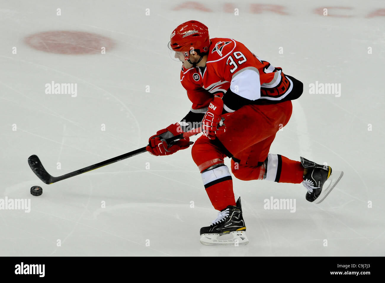 10 janvier 2012 - Raleigh, Caroline du Nord, États-Unis - Carolina Hurricanes aile droite Patrick Dwyer (39 ans) prend la rondelle sur la glace lors de tonights jeu.Flyers défait les ouragans 2-1 à RBC Center de Raleigh en Caroline du Nord. (Crédit Image : © Anthony Barham/ZUMAPRESS.com)/Southcreek Banque D'Images