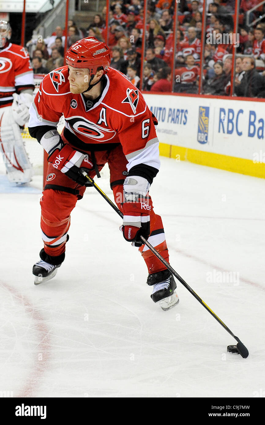 10 janvier 2012 - Raleigh, Caroline du Nord, États-Unis - le défenseur des Hurricanes de la Caroline Tim Gleason (6) au cours de tonights jeu.Flyers défait les ouragans 2-1 à RBC Center de Raleigh en Caroline du Nord. (Crédit Image : © Anthony Barham/ZUMAPRESS.com)/Southcreek Banque D'Images