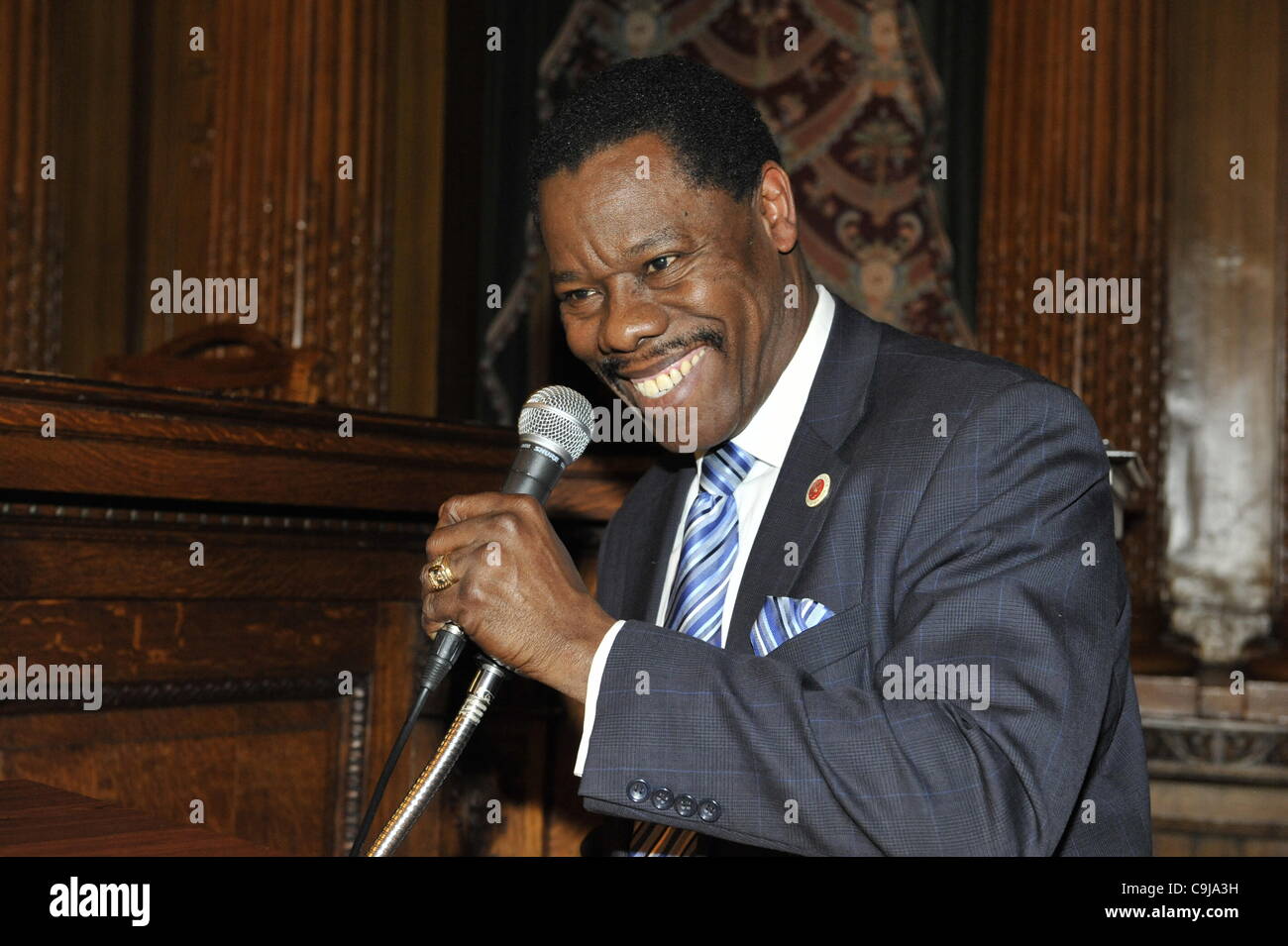 11 janvier 2012 - Brooklyn, New York, USA : New York Membre du Conseil Mathieu Eugene (Dist. 40 - Dem) s'exprime à l'interconfessionnel annuel 2e Service commémoratif pour Haïti, mercredi soir à Brooklyn Borough Hall. Le service a eu lieu deux ans après le tremblement de terre de 7.0 MW à Haïti. Banque D'Images