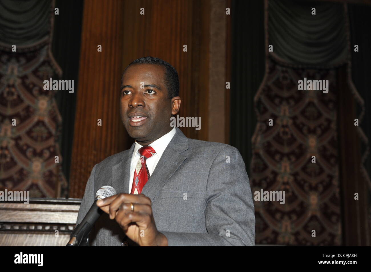 11 janvier 2012 - Brooklyn, New York, USA : Le maire Joseph M. Champagne sud de Toms River, NJ, parle à la 2e Service commémoratif interconfessionnel annuel pour Haïti, mercredi soir à Brooklyn Borough Hall. Du Champagne 19 ans a été tué par le tremblement de terre de 7.0 MW à Haïti en 2010. Banque D'Images