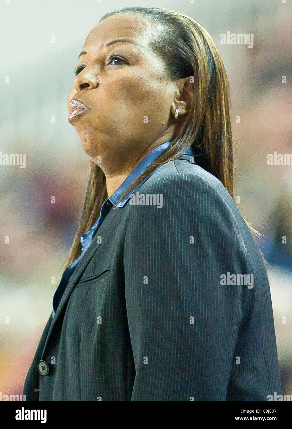 12 janvier 2012 - Newark, Delaware, United States of America - 01/11/12 de Newark : University of North Carolina Wilmington Women's Head Coach Cynthia gestes Cooper-Dyke sa frustration dans les coulisses lors d'une conférence de l'Association athlétique coloniale Basket-ball Match contre New York Jeudi, Jan Banque D'Images