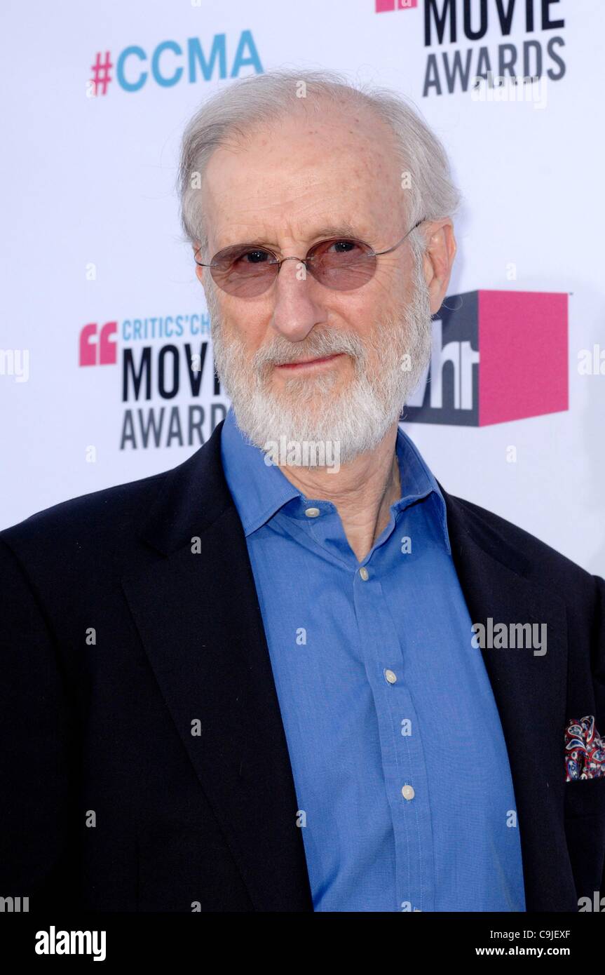 James Cromwell devant le hall des arrivées pour 17e édition Critics Choice Movie Awards - Arrivals, Hollywood Palladium, Los Angeles, CA, 12 janvier 2012. Photo par : Elizabeth Goodenough/Everett Collection Banque D'Images