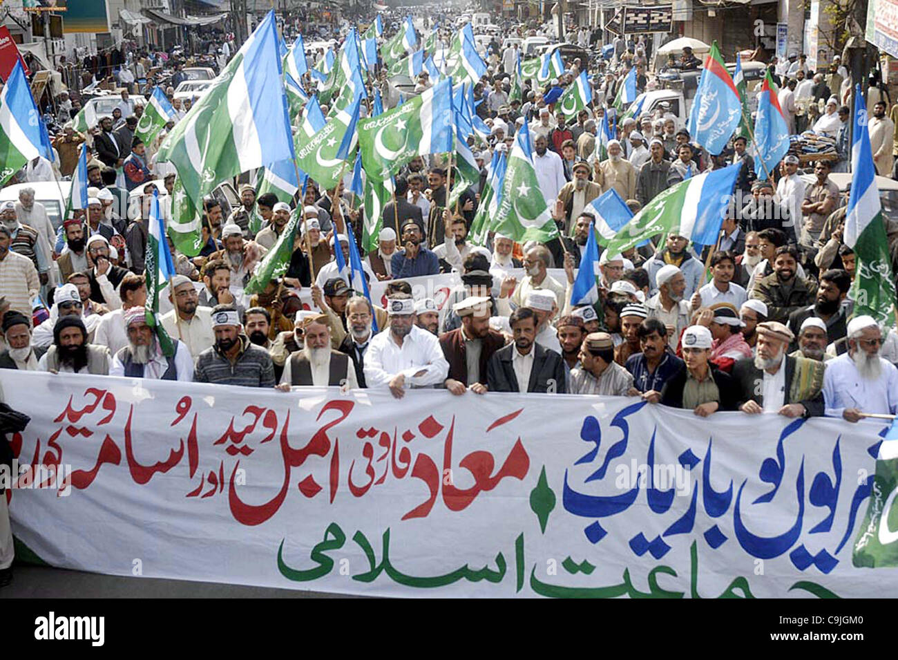 Les partisans du Jamat-e-Islami (JI) protestent en faveur de leurs revendications au cours de rassemblement au siège de la police à Karachi le Vendredi, Janvier 13, 2012. Banque D'Images