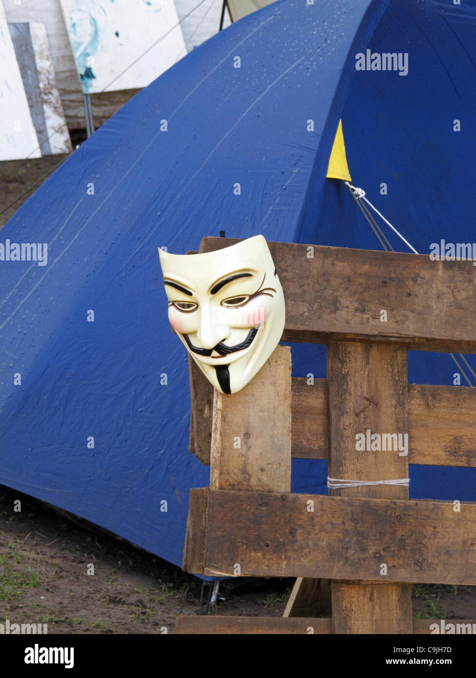 Masque V pour Vendetta Guy Fawkes symbole en v à l'Exeter manifestants occupent l'occupation ont maintenant été invités à quitter par les responsables de la cathédrale Banque D'Images