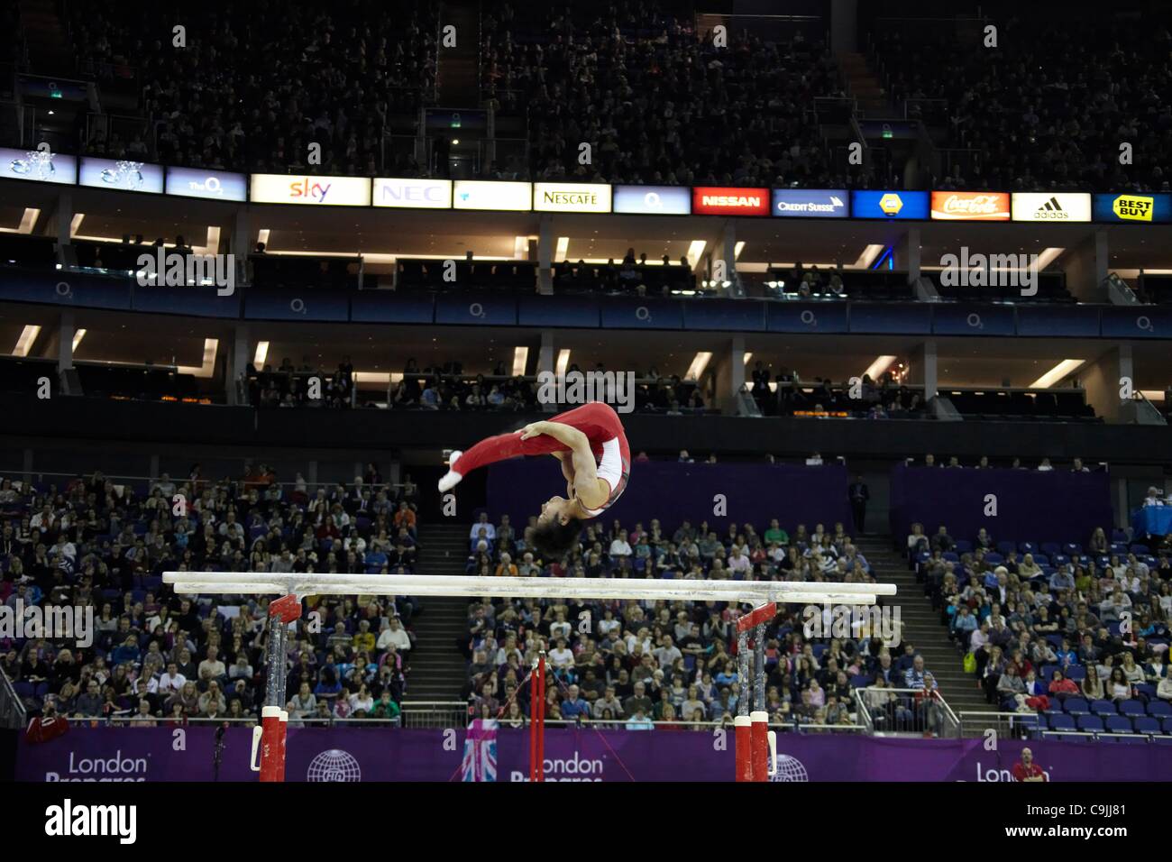 Shoichi Yamamoto (Japon) qui se font concurrence dans les barres parallèles dans la Compétition Internationale de Gymnastique Visa discipline artistique en North Greenwich Arena au LOCOG Londres se prépare pour les Jeux Olympiques de 2012 à Londres. 13 janvier 2012. Médaillé de Bronze Banque D'Images