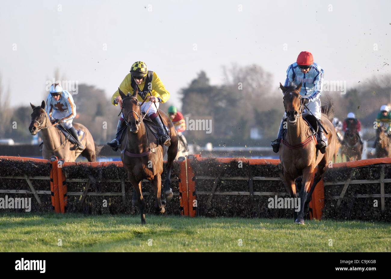 Swincombe Flame monté par Liam Treadwell (à droite) saute la dernière de plumes Lane monté par Richard Johnson pour gagner le handicap obstacle Lanzarote William Hill Cl2 2m5f à Kempton Park Racecourse, Sunbury-on-Thames, Middlesex - 14/01/2012 - CRÉDIT : Martin Dalton/TGSPHOTO/Alamy Live News Banque D'Images