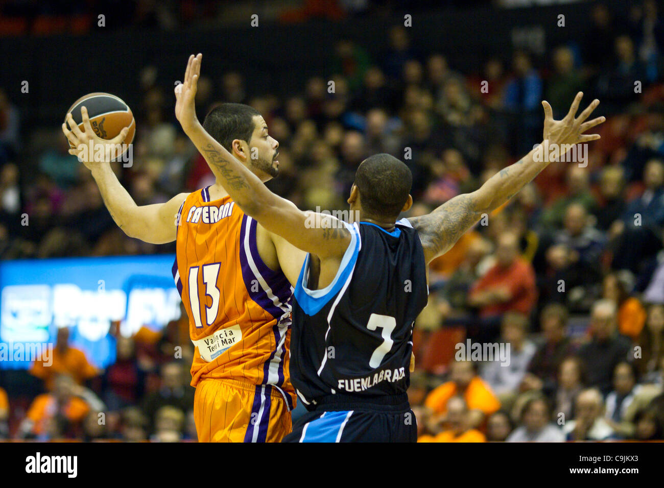14/01//2011. Valencia, Espagne Liga Endesa Valencia Basket Club Basket vs Getafe - 16 - Sur 19:30 Faverani tient la balle avec une main en face de Michael Hall de Fuenlabrada Banque D'Images