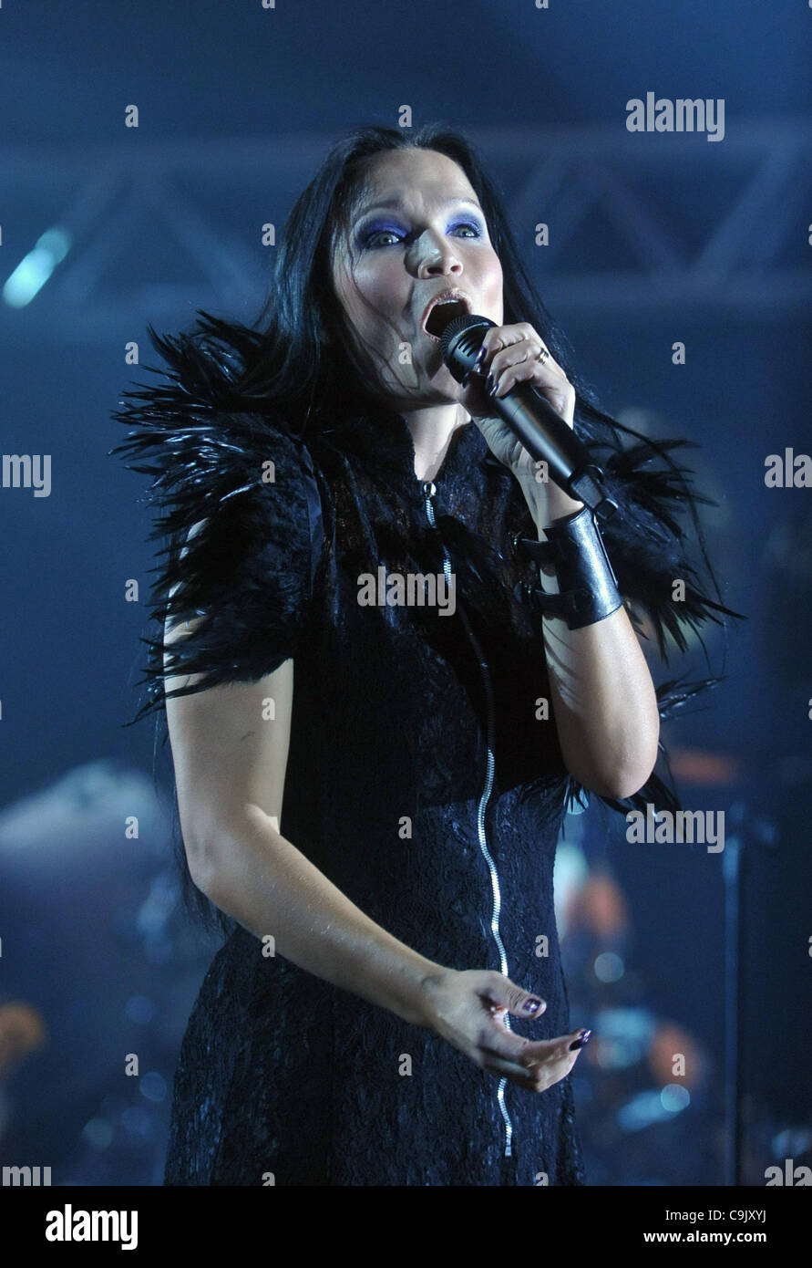 Tarja Turunen pendant son concert.Turunen a ouvert sa tournée mondiale ce qui se trouve sous le 113th, 2011, République tchèque, Zlin.(Photo/CTK Zdenek Nemec) Banque D'Images