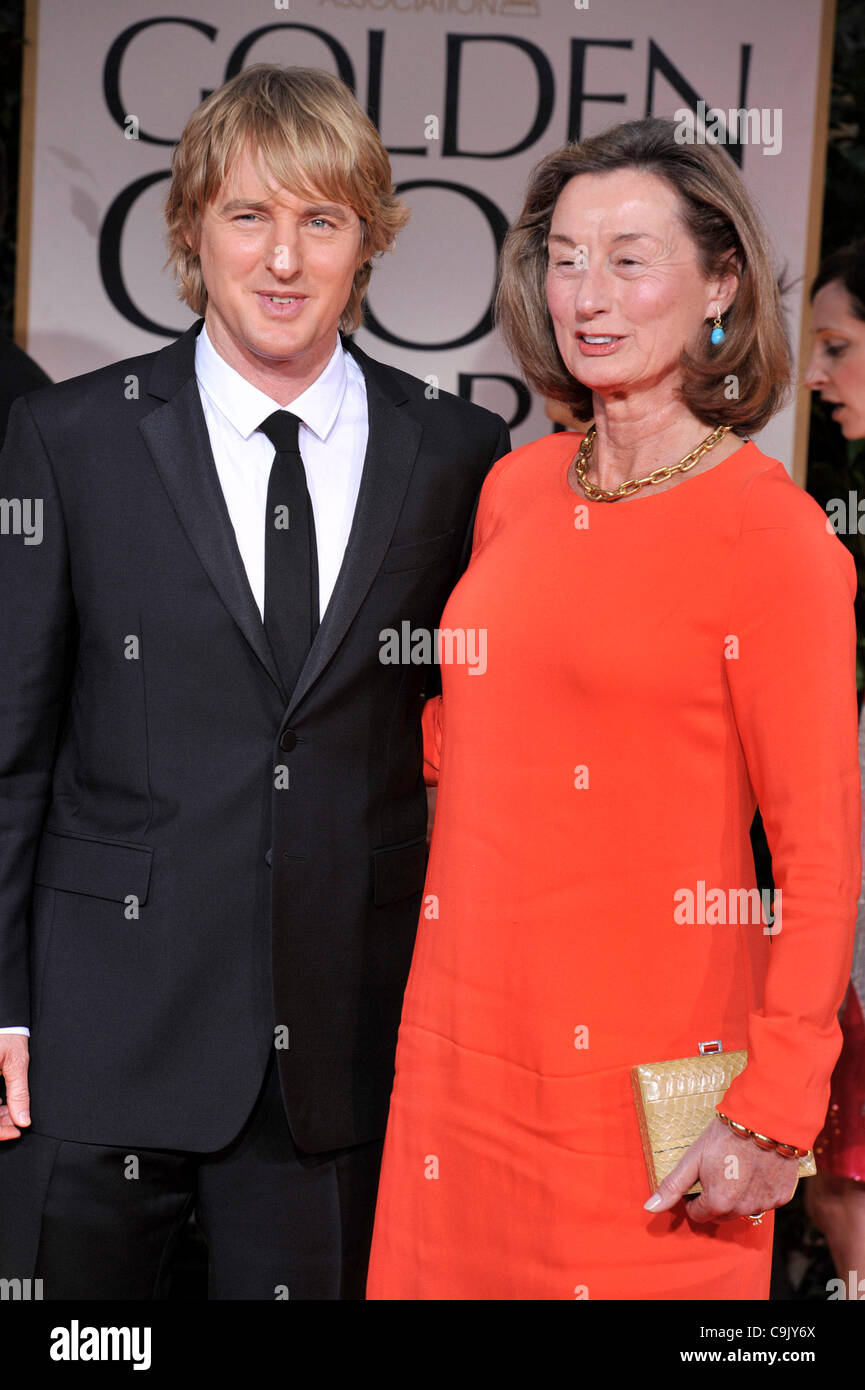 15 janvier 2012 - Los Angeles, Californie, États-Unis - l'Acteur Owen Wilson avec sa mère, photographe LAURA WILSON arrivant sur le tapis rouge pour le 69e Golden Globe Awards annuels au Beverly Hilton Hotel à Beverly Hills, Californie le dimanche. (Crédit Image : © ZUMAPRESS.com) Banque D'Images