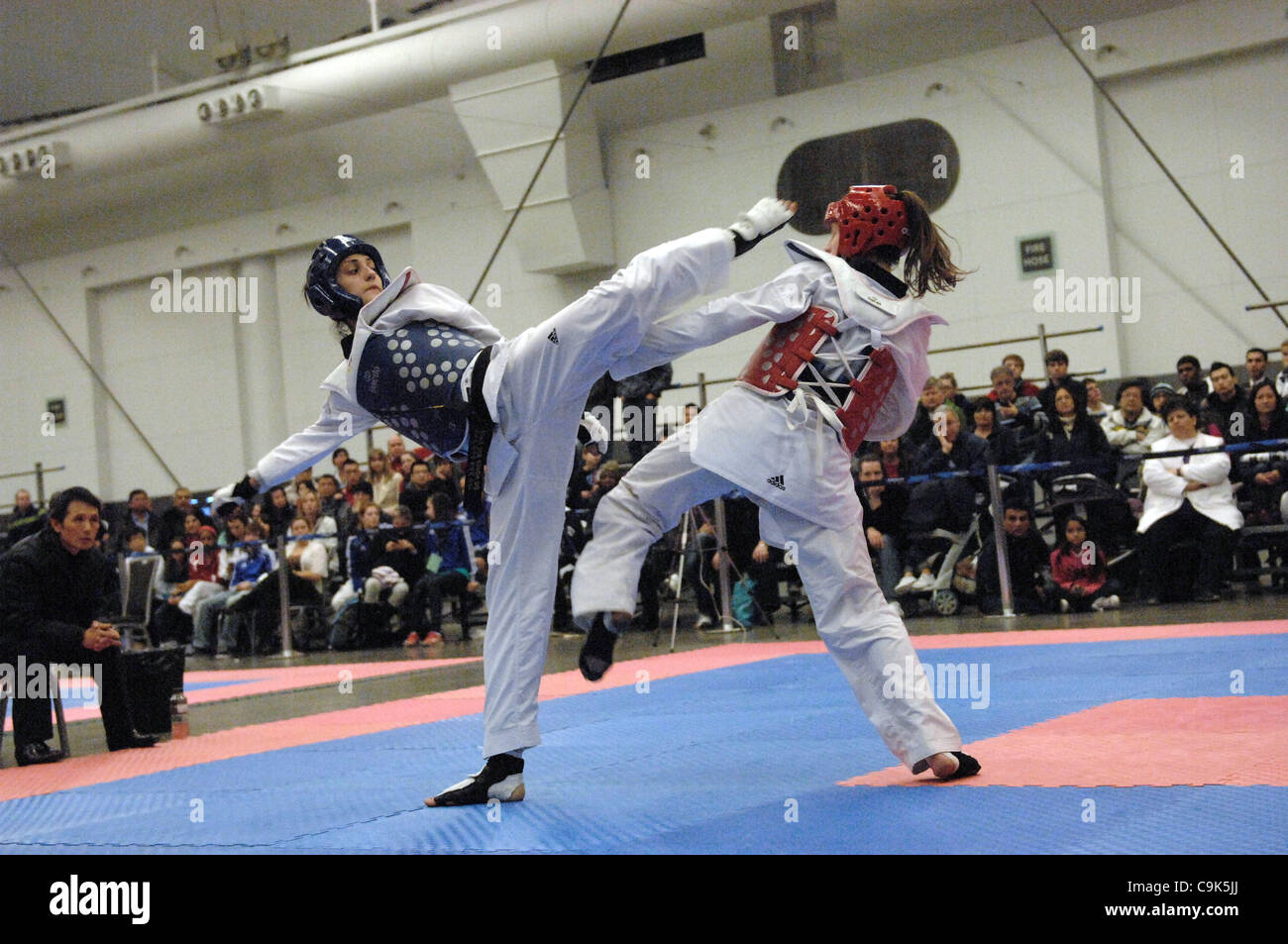 15 janvier 2012 - Vancouver, Colombie-Britannique, Canada - sept fois champion national et l'US Open et médaillé d'or aux Jeux PanAm MELISSA PAGNOTTA (L) se bat ALISON WOOKEY en 2012 l'équipe olympique de taekwondo du Canada à Vancouver, le 15 janvier 2012. Le gagnant représentera le Canada à l'été 2012 Olym Banque D'Images