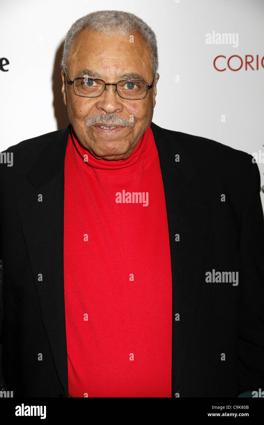Le 17 janvier 2012 - New York, New York, États-Unis - James Earl Jones arrive pour la première de ''Coriolanus'' au théâtre de Paris à New York le 17 janvier 2012.(Image Crédit : Â© Sharon Neetles/Globe Photos/ZUMAPRESS.com) Banque D'Images