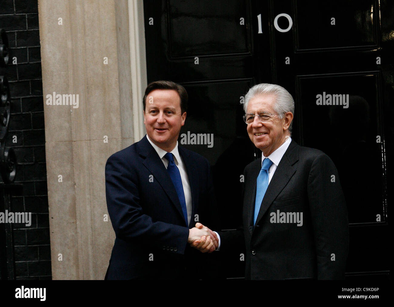 Le premier ministre italien, Mario Monti, avec le Premier ministre britannique David Cameron Banque D'Images