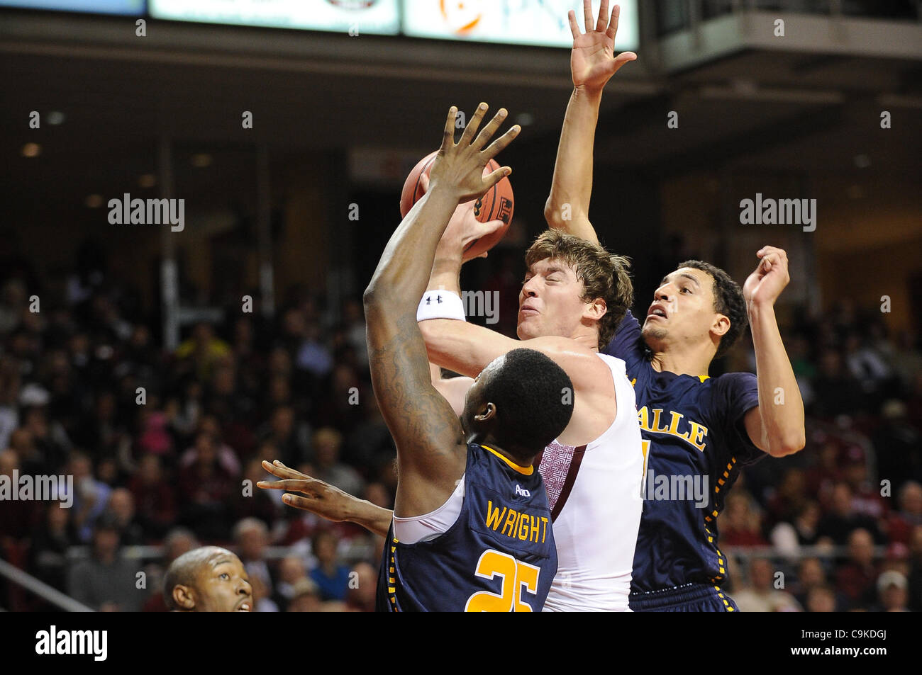 18 janvier 2012 - Philadelphie, Pennsylvanie, États-Unis - Temple Owls guard Juan Fernandez (4) est souillée par la salle avant d'explorateurs Jerrell Wright (25) et la salle de garde des explorateurs D.J. Peterson (1). Dans un jeu joué à l'Liacouras Center de Philadelphie, Pennsylvanie. Défait à la salle du Temple Banque D'Images