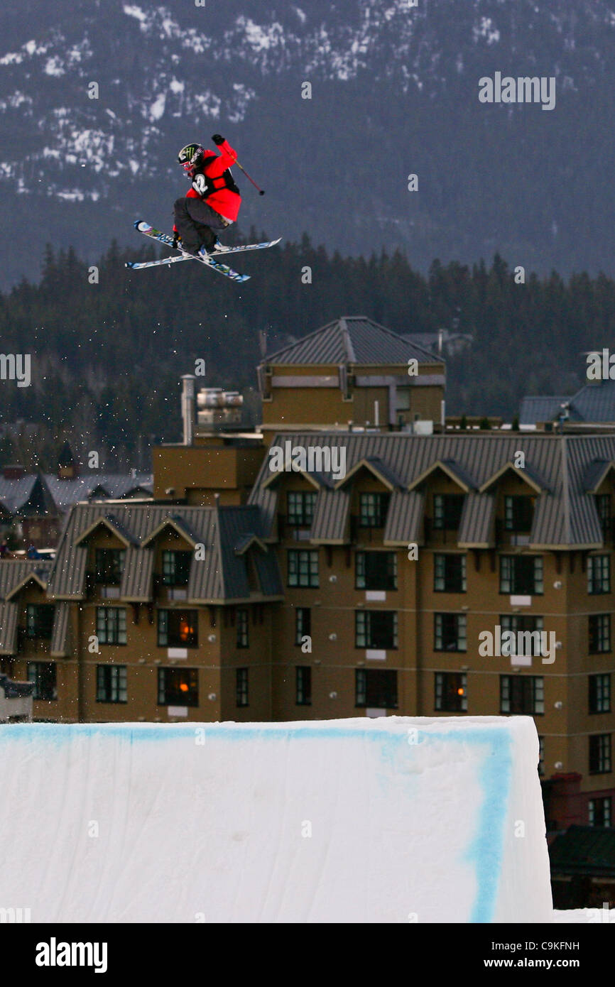 23 avril 2011 - Whistler, Colombie-Britannique, Canada - Sarah Burke # 102 de Squamish, BC essaie l'étape vers le bas sur l'un de sa pratique s'exécute au cours de la WSI Big Air finale à Whistler. (Crédit Image : © James Healey/ZUMAPRESS.com) Southcreek/mondial Banque D'Images