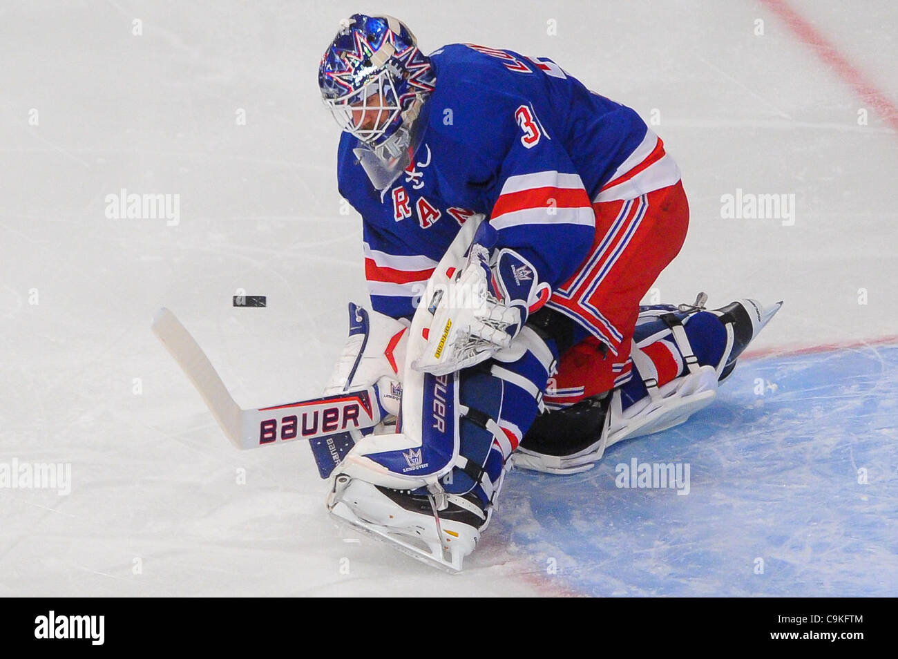 19 janvier 2012 - Newark, New Jersey, États-Unis - New York Rangers gardien Henrik Lundqvist (30) fait une sauvegarde au cours de première période d'action de la LNH entre les Penguins de Pittsburgh et les Rangers de New York au Madison Square Garden. (Crédit Image : © Vous Schneekloth/ZUMAPRESS.com)/Southcreek Banque D'Images