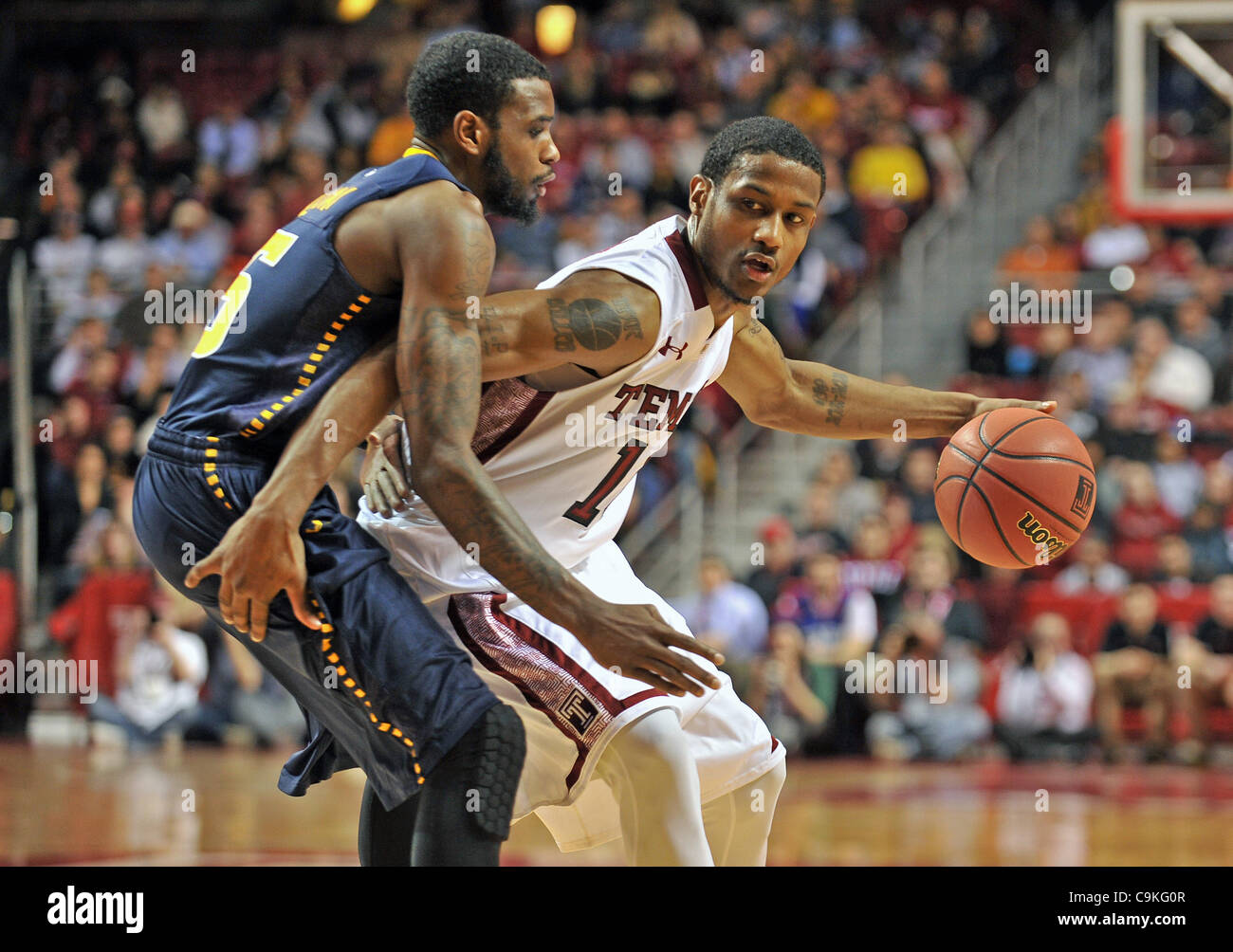 18 janvier 2012 - Philadelphie, Pennsylvanie, États-Unis d'Amérique - Temple Owls guard Ramone Moore # 10 dribble la balle lors d'une conférence de l'Atlantique 10 match entre la LaSalle Explorateurs et Temple Owls a joué à l'Liacourase Center de Philadelphie. LaSalle battre Temple 76-70. (Crédit Image : © Banque D'Images