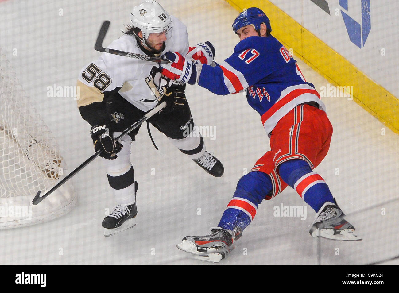 19 janvier 2012 - Newark, New Jersey, États-Unis - New York Rangers aile gauche Brandon Dubinsky (17) tombe de haut et le défenseur des Penguins de Pittsburgh bâtons Kris Letang (58) au cours de deuxième période entre l'action de la LNH les Penguins de Pittsburgh et les Rangers de New York au Madison Square Garden. (Crédit Image : © vous S Banque D'Images