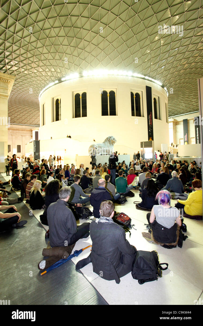 La méditation flash mob au British Museum, Londres Banque D'Images