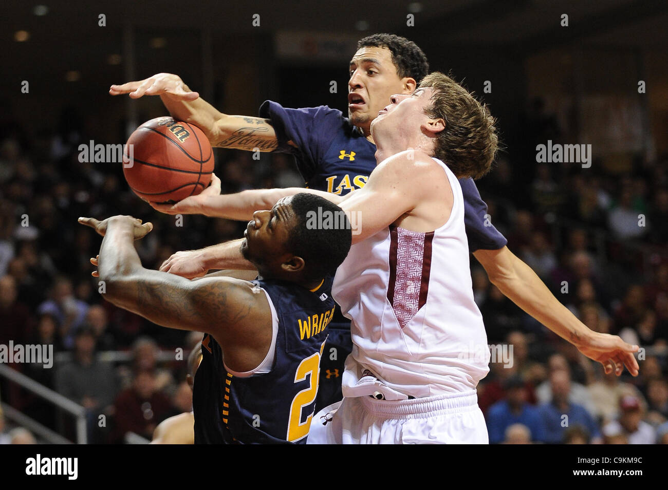 18 janvier 2012 - Philadelphie, Pennsylvanie, États-Unis - Temple Owls guard Juan Fernandez (4) est souillée par la salle avant d'explorateurs Jerrell Wright (25) et la salle de garde des explorateurs D.J. Peterson (1). Dans un jeu joué à l'Liacouras Center de Philadelphie, Pennsylvanie. Défait à la salle du Temple Banque D'Images