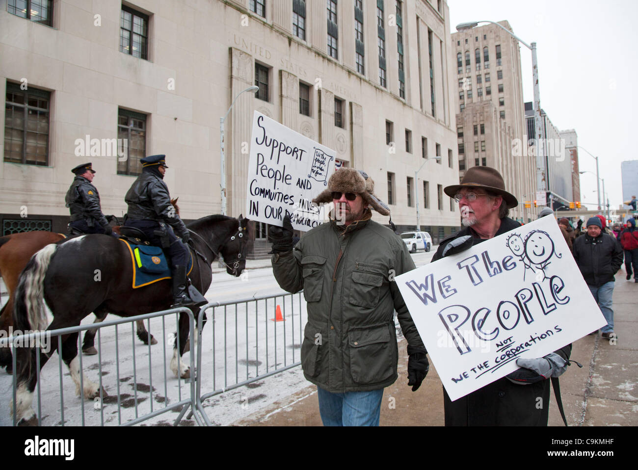 Detroit, Michigan - Les militantes marquer le deuxième anniversaire de la Cour suprême dans l'Organisation des 'citoyens' décision par le piquetage palais de justice fédéral. Des 'citoyens' a ouvert la voie pour les sociétés de faire des contributions illimitées pour appuyer ou s'opposer à des candidats politiques. Banque D'Images