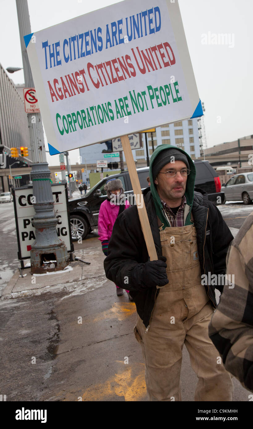 Detroit, Michigan - Les militantes marquer le deuxième anniversaire de la Cour suprême dans l'Organisation des 'citoyens' décision par le piquetage palais de justice fédéral. Des 'citoyens' a ouvert la voie pour les sociétés de faire des contributions illimitées pour appuyer ou s'opposer à des candidats politiques. Banque D'Images