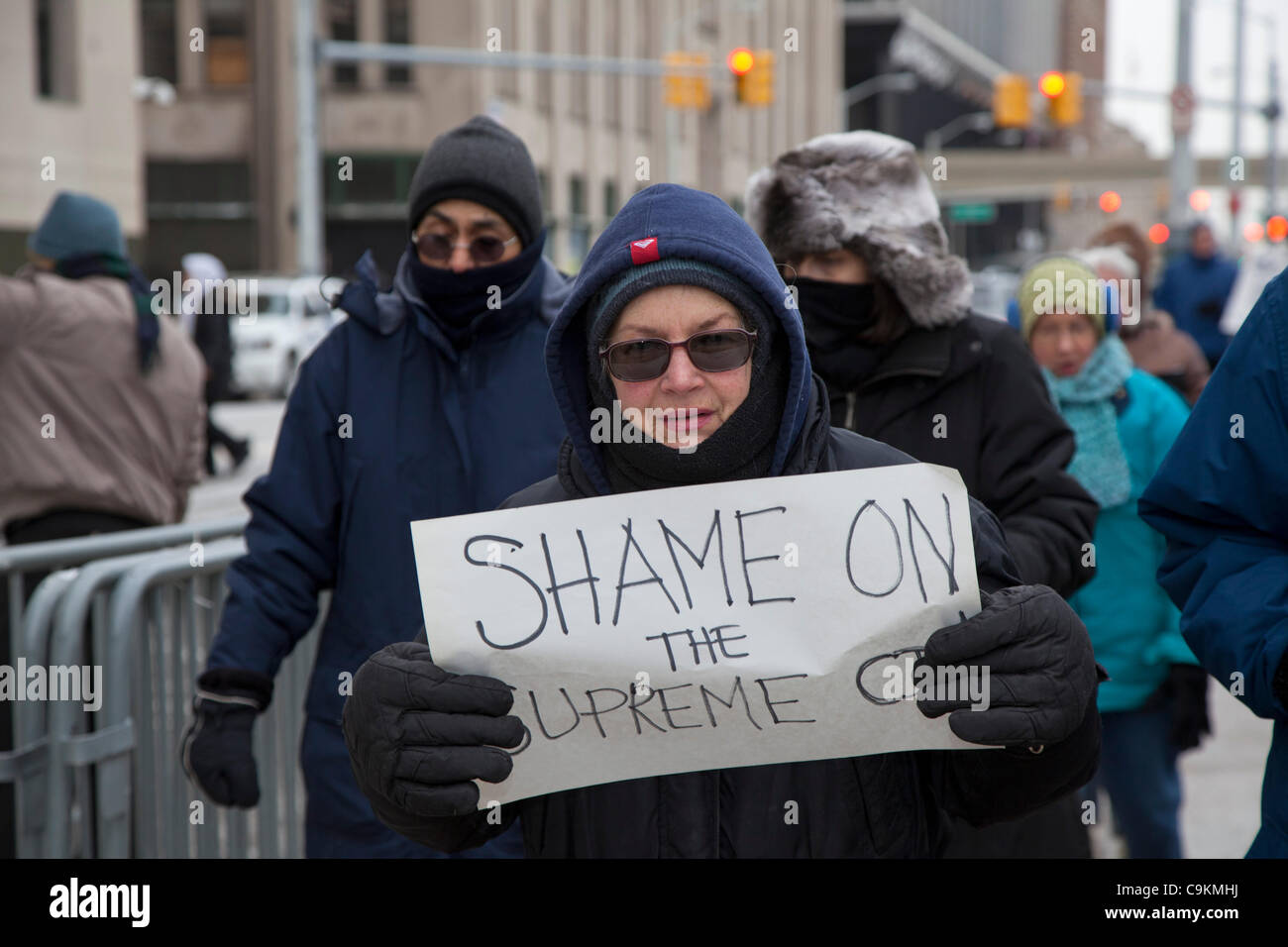 Detroit, Michigan - Les militantes marquer le deuxième anniversaire de la Cour suprême dans l'Organisation des 'citoyens' décision par le piquetage palais de justice fédéral. Des 'citoyens' a ouvert la voie pour les sociétés de faire des contributions illimitées pour appuyer ou s'opposer à des candidats politiques. Banque D'Images