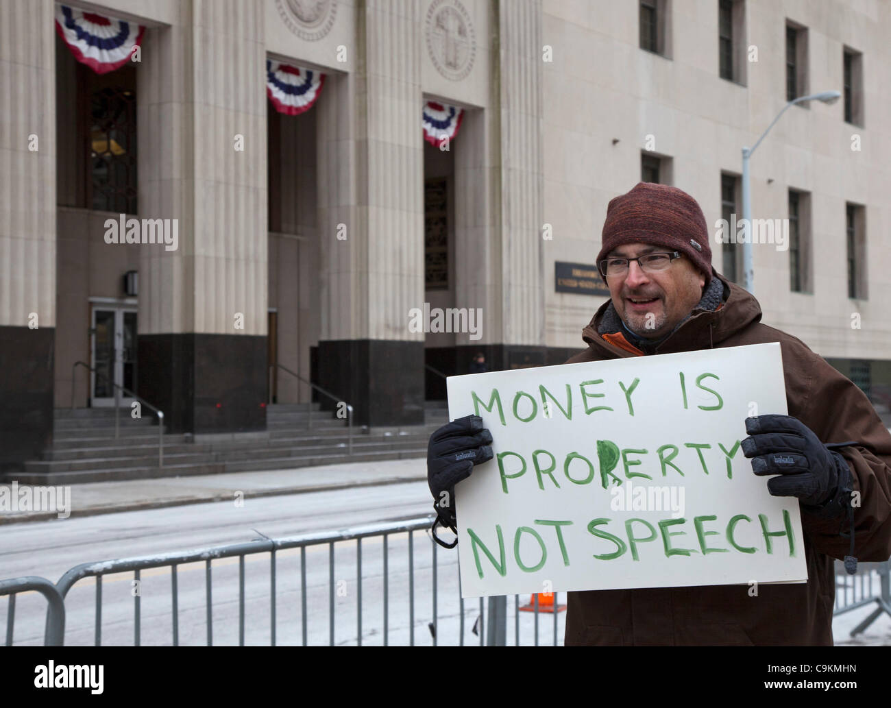 Detroit, Michigan - Les militantes marquer le deuxième anniversaire de la Cour suprême dans l'Organisation des 'citoyens' décision par le piquetage palais de justice fédéral. Des 'citoyens' a ouvert la voie pour les sociétés de faire des contributions illimitées pour appuyer ou s'opposer à des candidats politiques. Banque D'Images