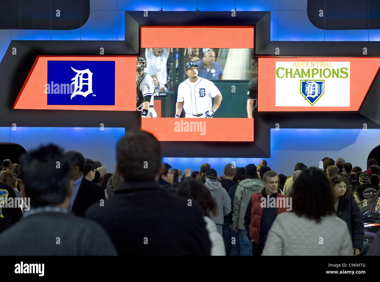 20 janvier 2012 - Detroit, Michigan, États-Unis - Les participants font leur chemin vers l'affichage de GM pour une session de questions-réponses avec les joueurs de baseball des tigres à l'intérieur de Cobo Hall au cours de l'auto de Détroit le Jan 20, 2012. (Crédit Image : © Mark Bialek/ZUMAPRESS.com) Banque D'Images