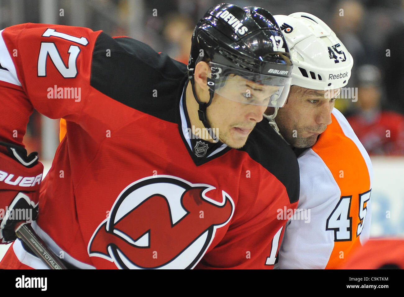 21 janvier 2012 - Newark, New Jersey, États-Unis - Devils du New Jersey l'avant Nick Palmieri (12) et l'avant des Flyers de Philadelphie Jody Shelley (45) dans la Ligue nationale de hockey l'action au Prudential Center de Newark dans le New Jersey à l'encontre de Philadelphie New Jersey 4 à 1 (Crédit Image : © Brooks von Arx/Southcreek/ZUMAPR Banque D'Images