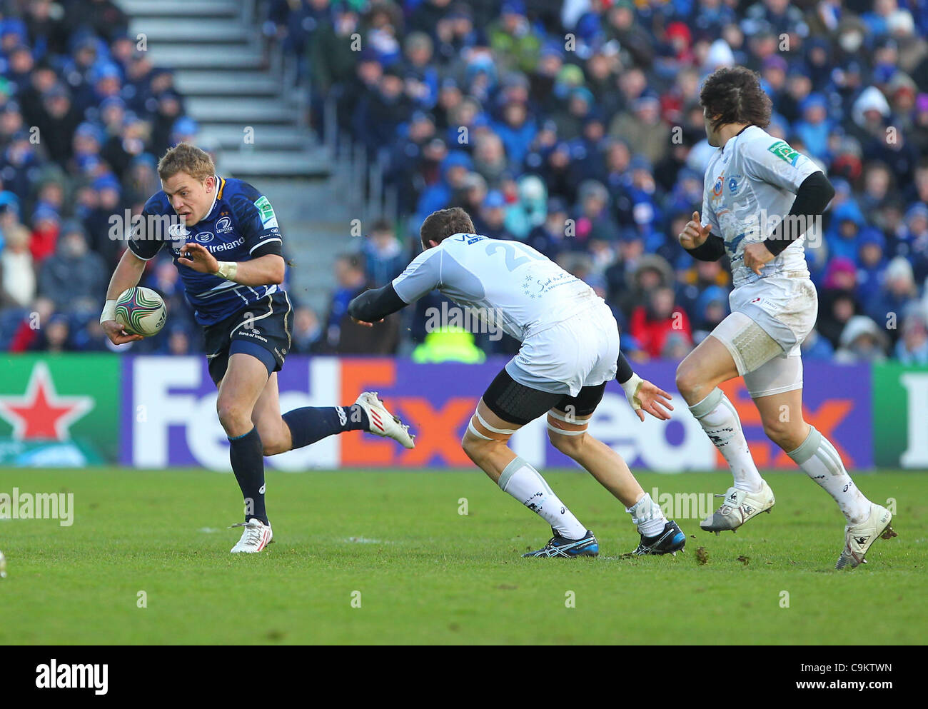21.01.2012 RDS Arena, Dublin, Irlande. Ian Madigan (Leinster) tente de faire le tour de la couvrir de Vassili Bost (Montpellier) au cours de la Heineken Cup match entre Leinster et Montpellier. Banque D'Images