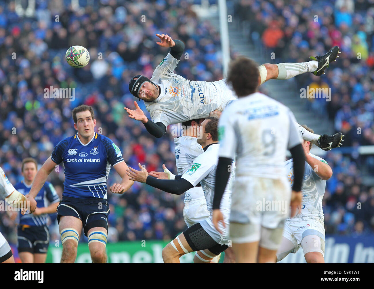 21.01.2012 RDS Arena, Dublin, Irlande. Hendrikus Hancke (Montpellier) est incapable d'attraper la balle d'abandon au cours de la Heineken Cup match entre Leinster et Montpellier. Banque D'Images