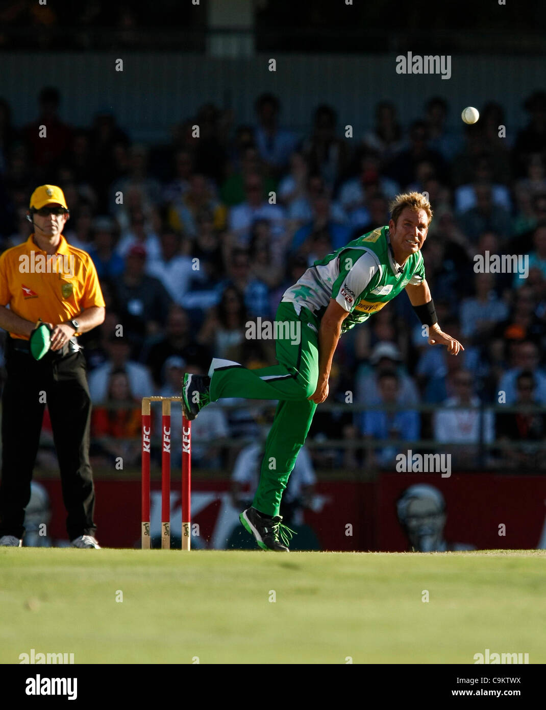 21.01.2012. Perth AUSTRALIE. Big Bash Cricket. Shane Warne bols dans la demi-finale entre le Perth Scorchers et Melbourne Stars. Banque D'Images