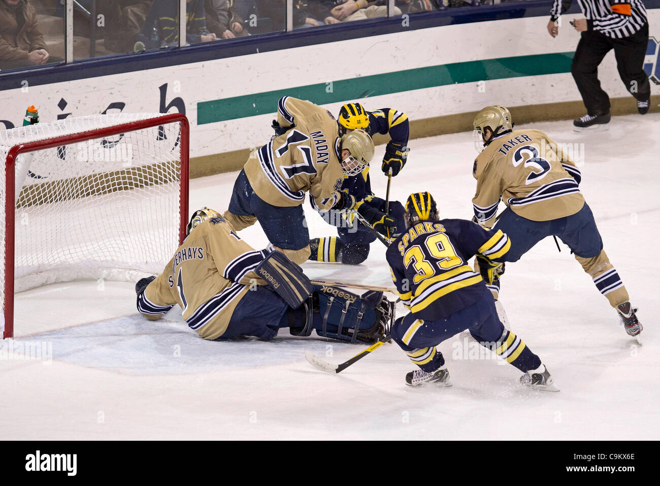 21 janvier 2012 - South Bend, Indiana, États-Unis - Michigan avant Lindsay Sparks (# 39) plante le net comme gardien de Notre Dame Steven Summerhays (# 1), aile droite Billy Maday (# 17), et le défenseur Shayne Taker (# 3) défendre en troisième période d'action match de hockey NCAA entre Notre Dame et le Michigan. Le Mic Banque D'Images