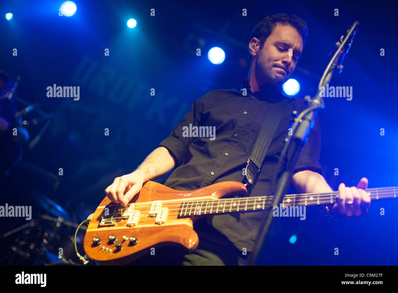 ZAGREB, CROATIE, 22/01/2012 Jeff DaRosa (basse) du groupe punk de Boston Dropkick Murphys produisent sur la tournée 2012 date d'ouverture dans la culture Tvornica Kulture (usine). Banque D'Images