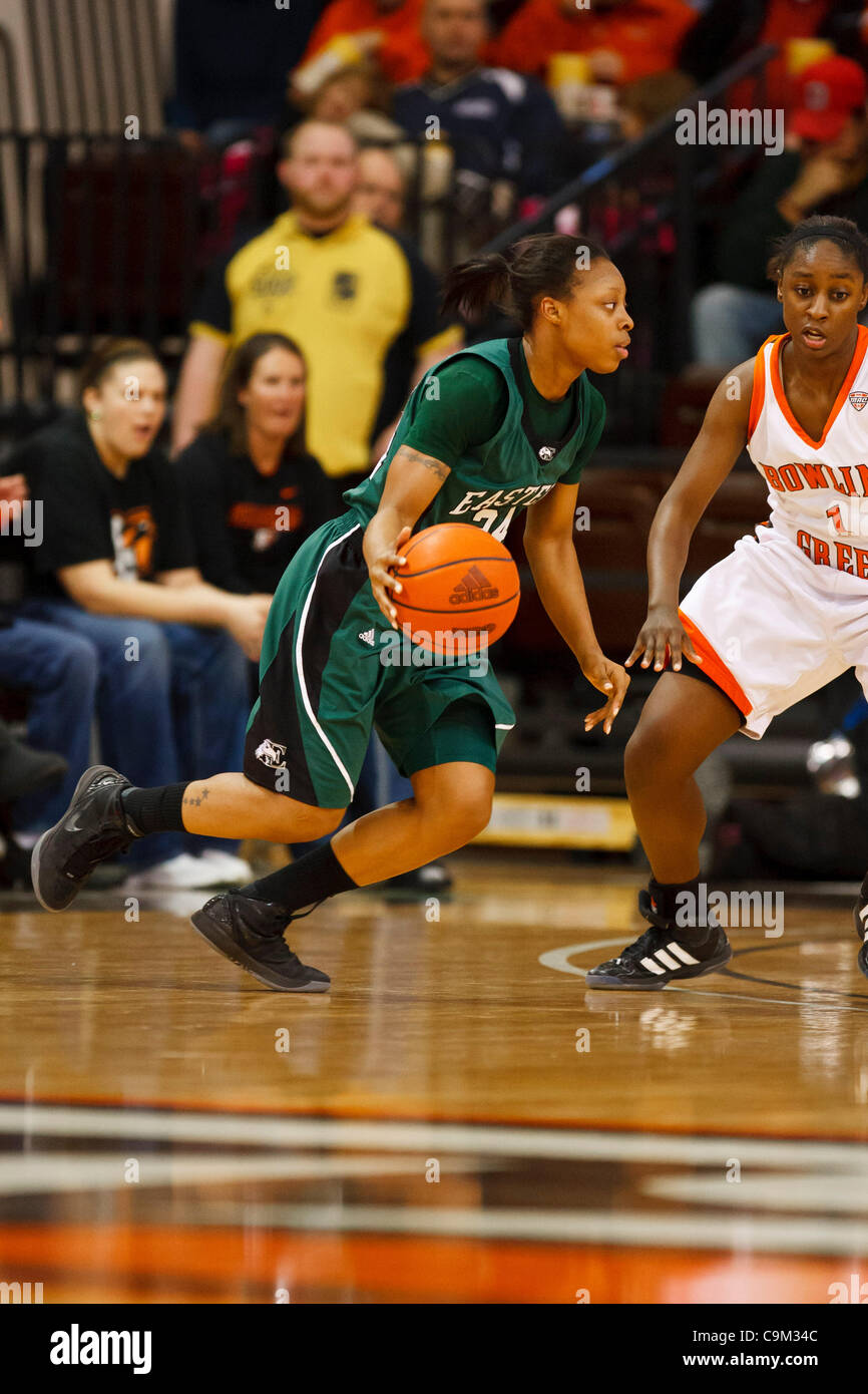 22 janvier 2012 - Bowling Green, Ohio, États-Unis - l'Eastern Michigan guard Tavelyn James (24) montez au panier contre Bowling Green Guard Jasmine Matthews (1) durant la première demi-action de jeu. Les Falcons de Bowling Green, de la Mid-American Conference East Division, défait les aigles, d'Eastern Michigan. Banque D'Images