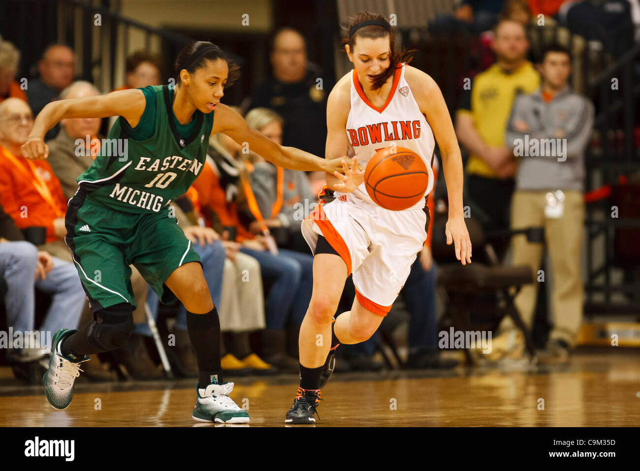 22 janvier 2012 - Bowling Green, Ohio, États-Unis - Bowling Green Guard Chrissy Steffen (21) et l'Eastern Michigan guard Natachia Watkins (10) chasser une balle lâche durant la première demi-action de jeu. Les Falcons de Bowling Green, de la Mid-American Conference East Division, défait les aigles, Eastern Michigan. Banque D'Images