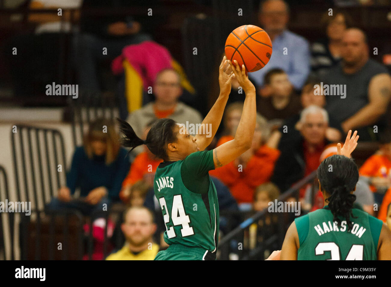 22 janvier 2012 - Bowling Green, Ohio, États-Unis - l'Eastern Michigan guard Tavelyn James (24) pousses durant la moitié de la première action de jeu. Les Falcons de Bowling Green, de la Mid-American Conference East Division, a vaincu les Eagles Eastern Michigan, de l'Ouest, la Division MAC 70-54 Conférence à jouer à l'Stroh C Banque D'Images