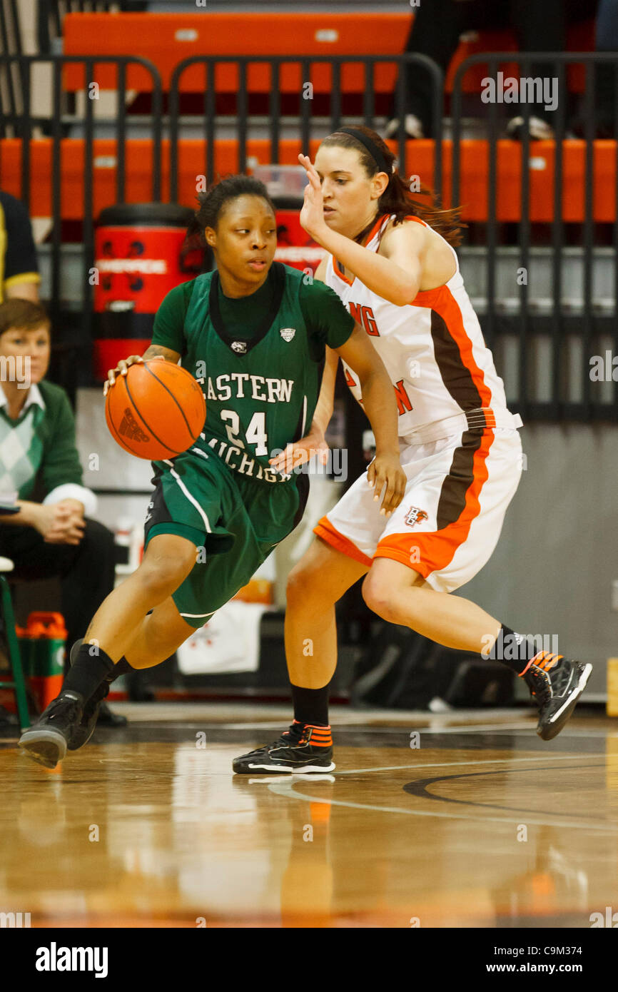 22 janvier 2012 - Bowling Green, Ohio, États-Unis - l'Eastern Michigan guard Tavelyn James (24) lecteurs contre Bowling Green Guard Chrissy Steffen (21) lors de la deuxième demi-action de jeu. Les Falcons de Bowling Green, de la Mid-American Conference East Division, a vaincu les Eagles Eastern Michigan, de l'Ouest MAC Banque D'Images