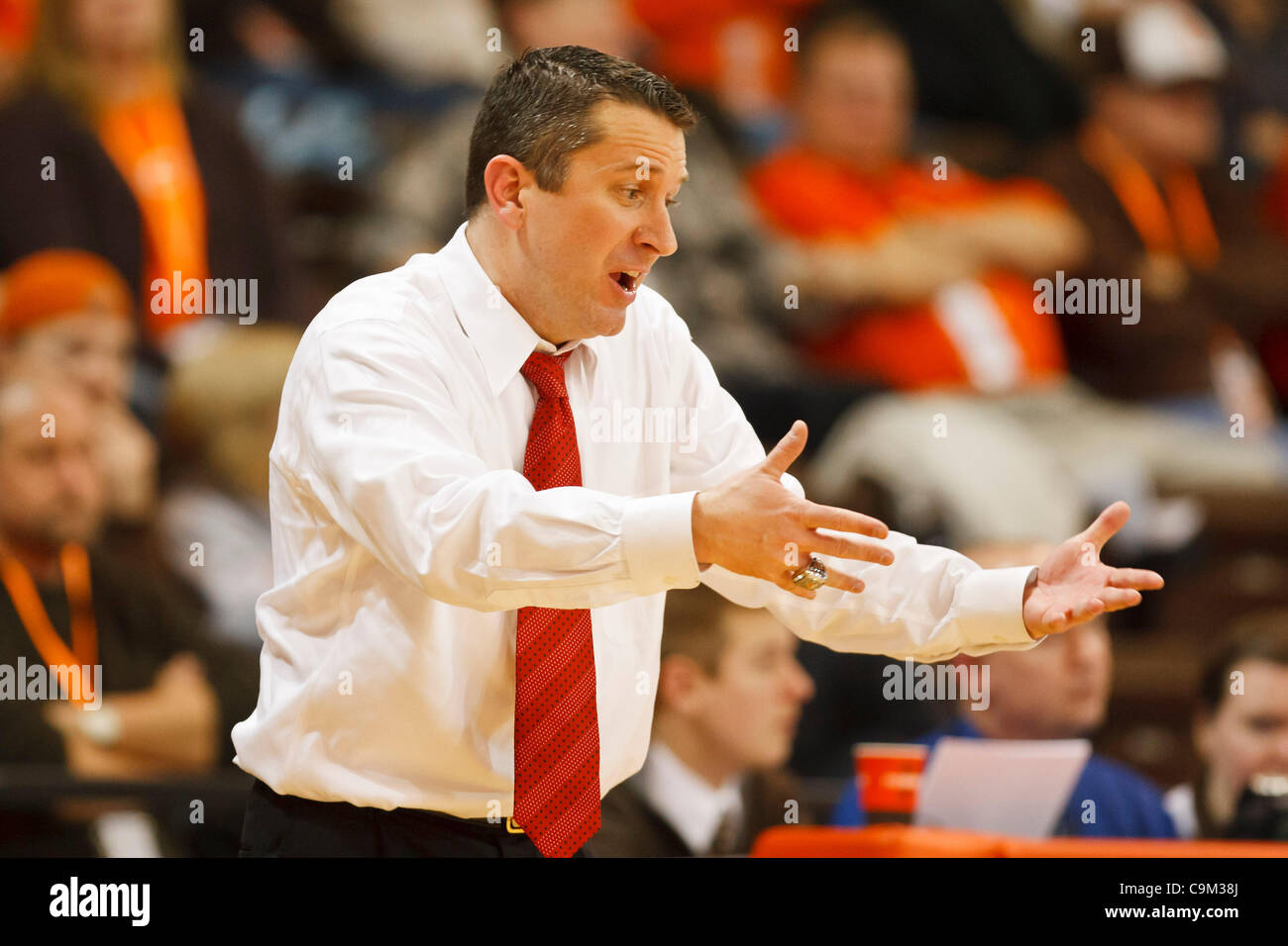 22 janvier 2012 - Bowling Green, Ohio, États-Unis - Bowling Green Head coach Curt Miller lors d'action de jeu. Les Falcons de Bowling Green, de la Mid-American Conference East Division, a vaincu les Eagles Eastern Michigan, de l'Ouest, la Division MAC 70-54 Conférence à jouer à l'Stroh Center de Bowling Green, Banque D'Images