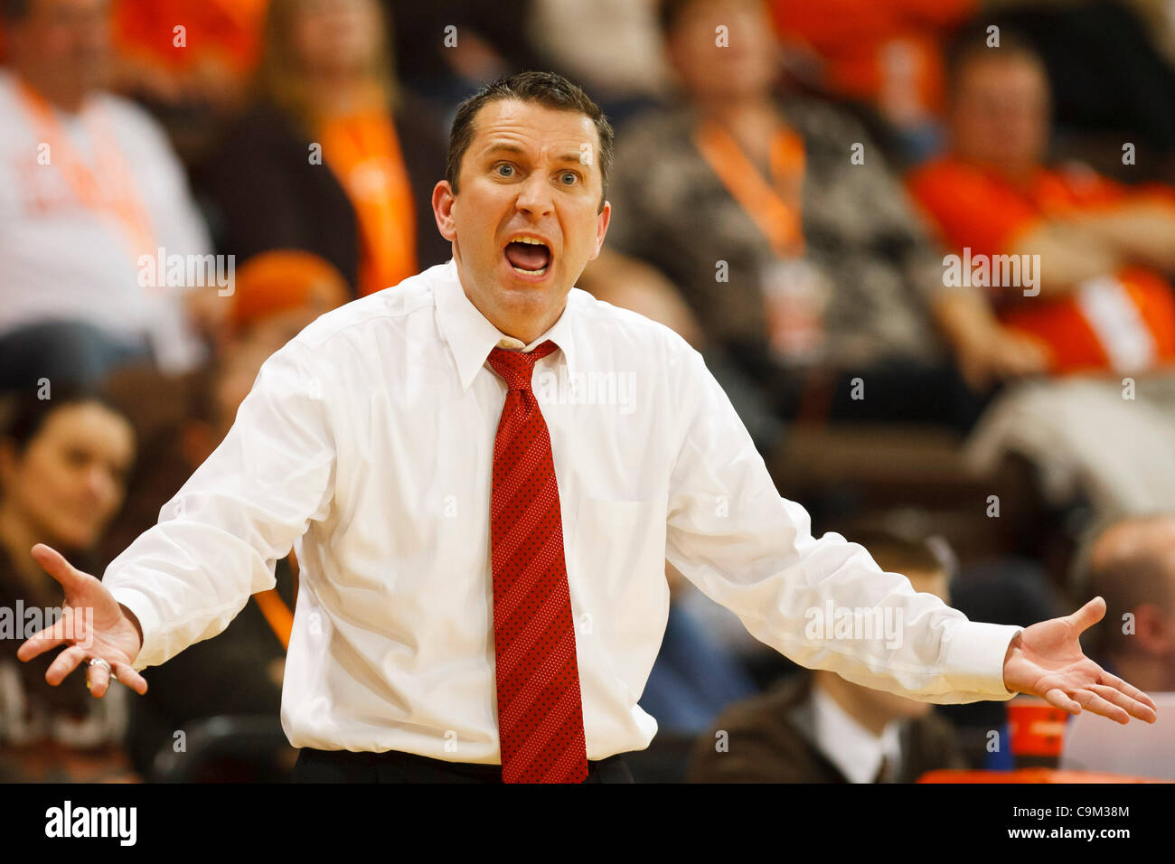 22 janvier 2012 - Bowling Green, Ohio, États-Unis - Bowling Green Head coach Curt Miller lors d'action de jeu. Les Falcons de Bowling Green, de la Mid-American Conference East Division, a vaincu les Eagles Eastern Michigan, de l'Ouest, la Division MAC 70-54 Conférence à jouer à l'Stroh Center de Bowling Green, Banque D'Images