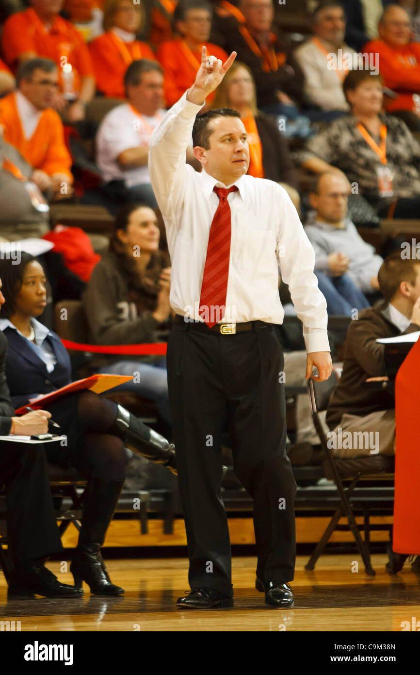 22 janvier 2012 - Bowling Green, Ohio, États-Unis - Bowling Green Head coach Curt Miller lors d'action de jeu. Les Falcons de Bowling Green, de la Mid-American Conference East Division, a vaincu les Eagles Eastern Michigan, de l'Ouest, la Division MAC 70-54 Conférence à jouer à l'Stroh Center de Bowling Green, Banque D'Images