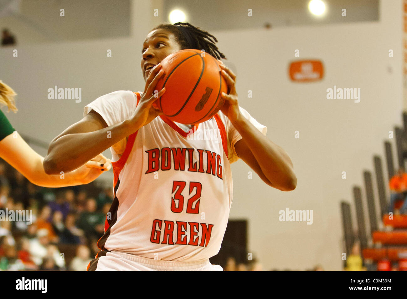 22 janvier 2012 - Bowling Green, Ohio, États-Unis - Bowling Green en avant Alexis Rogers (32) lors de la deuxième demi-action de jeu. Les Falcons de Bowling Green, de la Mid-American Conference East Division, a vaincu les Eagles Eastern Michigan, de l'Ouest, la Division MAC 70-54 Conférence à jouer à l'Stroh Centre i Banque D'Images