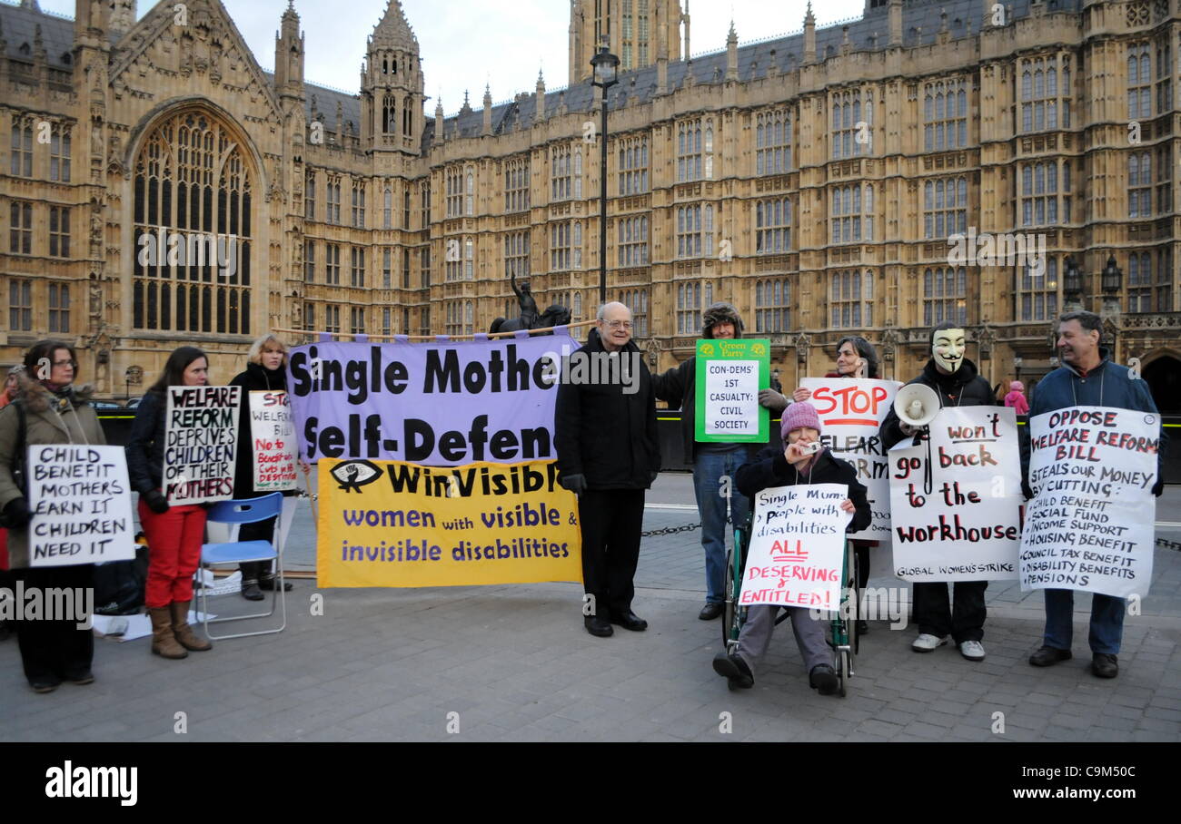 Londres, Royaume-Uni. 23/01/12. Des membres de "La justice pour les débiteurs vulnérables', 'l'action juridique pour les femmes', 'Single' Mères Self Defense', 'WinVisible' et 'UKUncut' prendre part à une manifestation devant le Parlement contre la loi de réforme de l'aide sociale. Banque D'Images