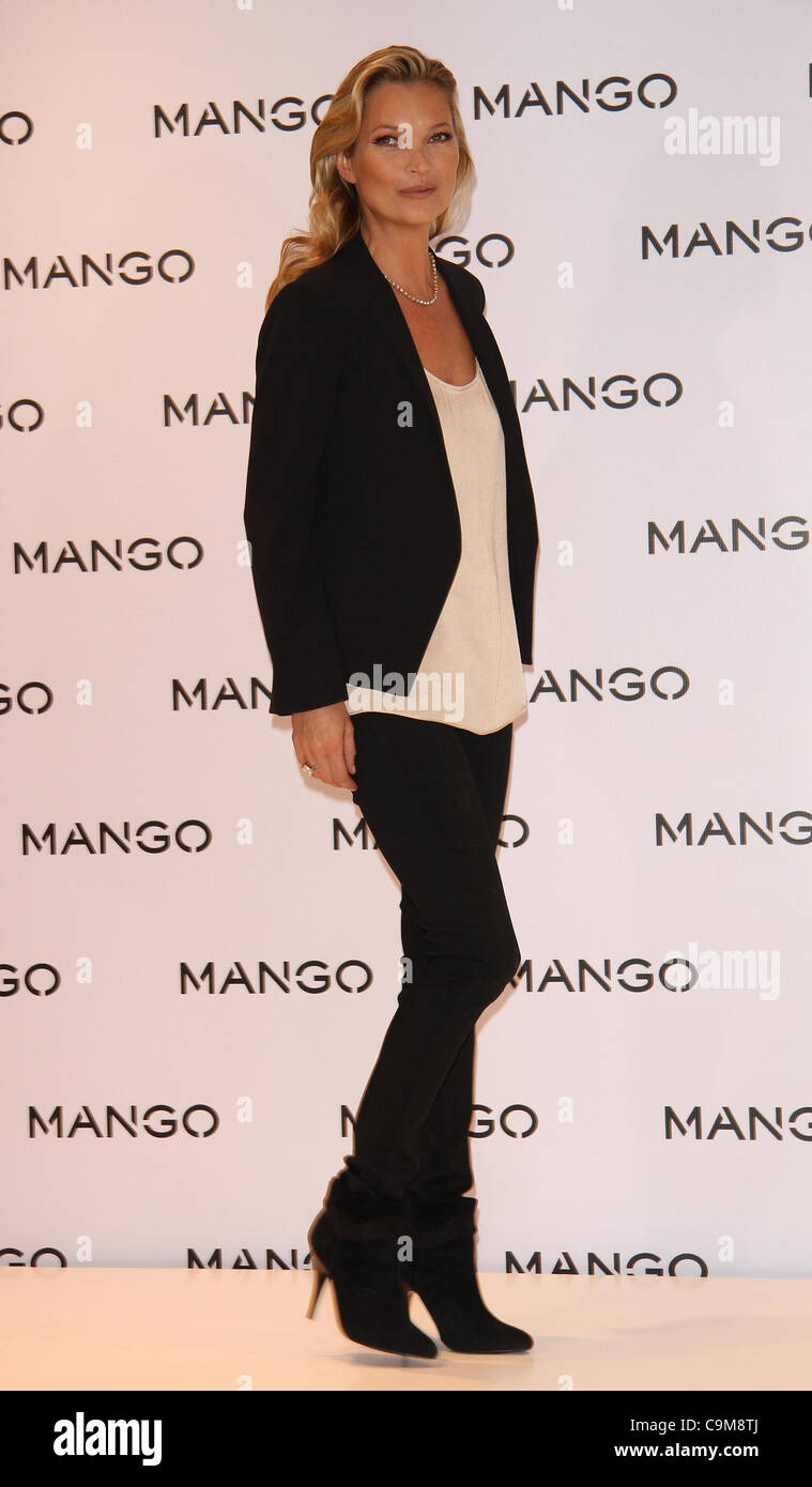 London, UK, 24/01/2012 top model britannique Kate Moss pose pour les photographes pour griller sa dernière campagne de publicité pour le Spa Banque D'Images